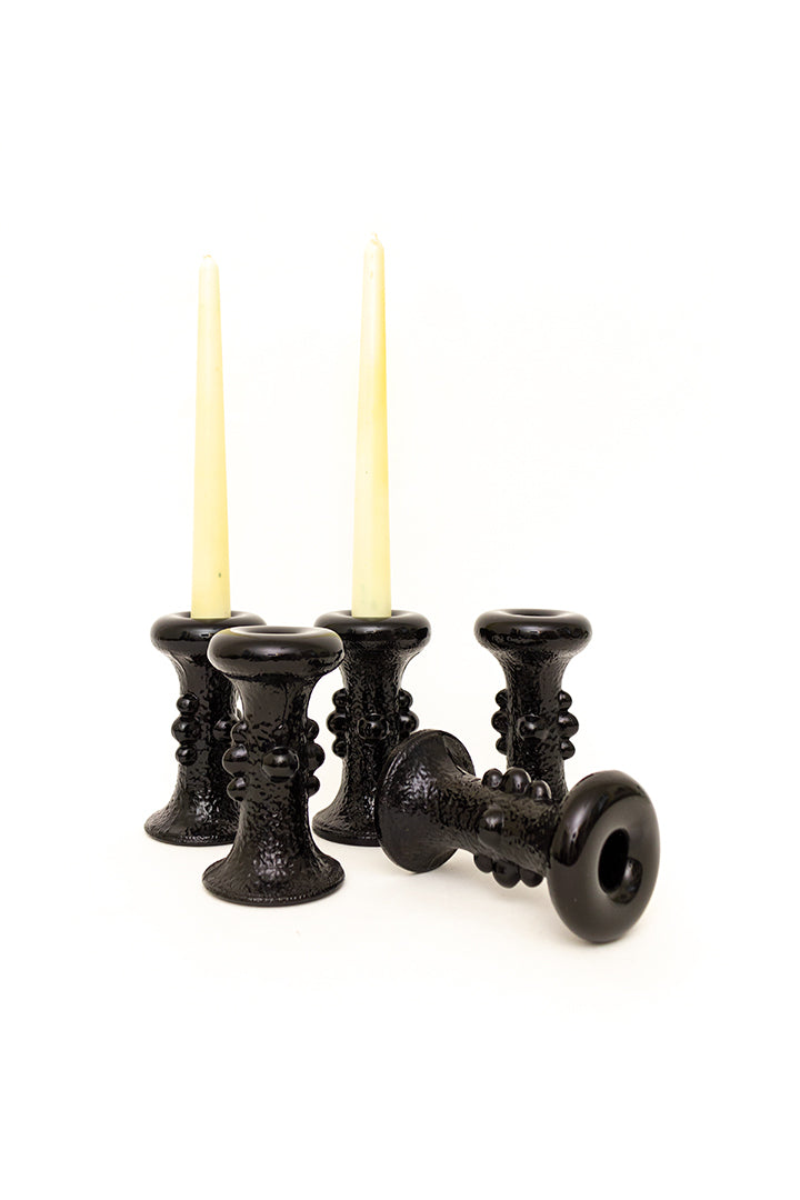 Jaren 70 kandelaar van zwart glas Staffan Gellerstedt x Pukeberg Glasbruk