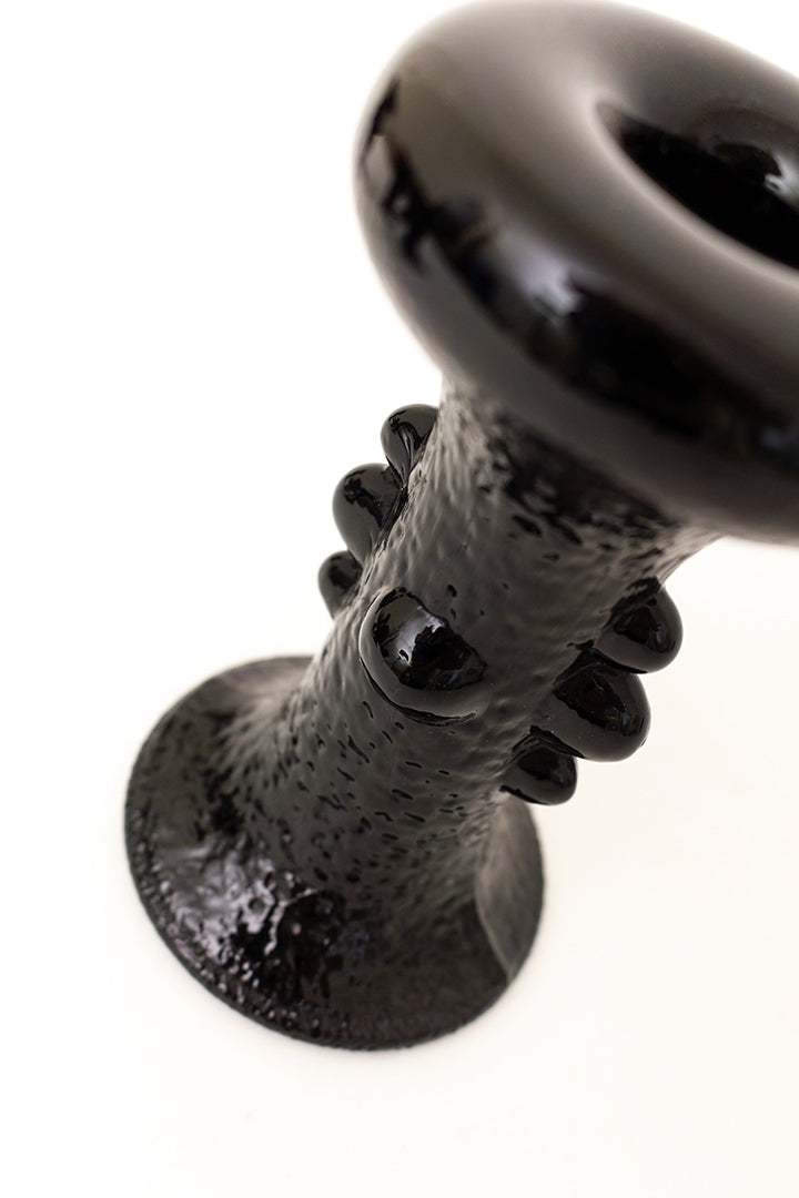 Jaren 70 kandelaar van zwart glas Staffan Gellerstedt x Pukeberg Glasbruk