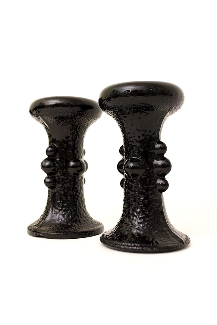 Jaren 70 kandelaar van zwart glas Staffan Gellerstedt x Pukeberg Glasbruk