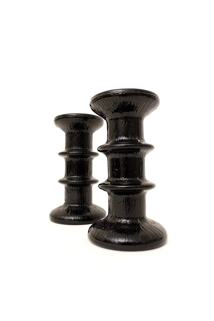 Jaren 70 kandelaar van zwart glas Staffan Gellerstedt x Pukeberg Glasbruk