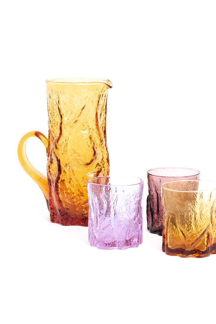 Jaren 70 karaf van amberkleurig glas met schors reliëf