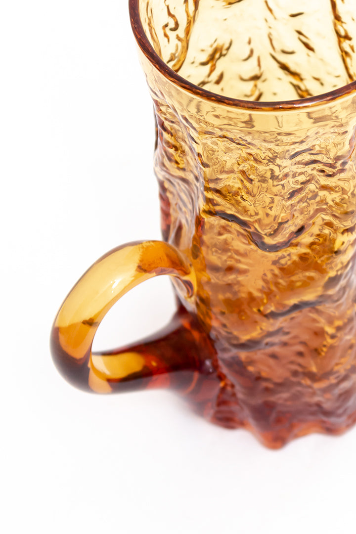 Jaren 70 karaf van amberkleurig glas met schors reliëf