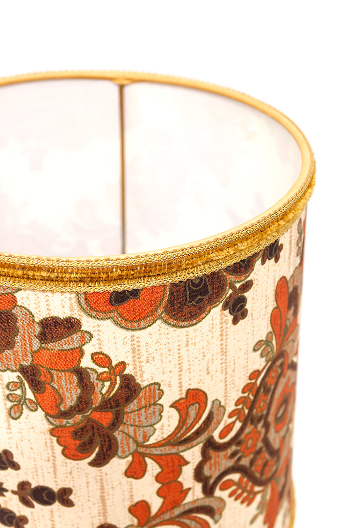 Jaren 70 tafellamp met bruine glazen voet en paisley print lampenkap