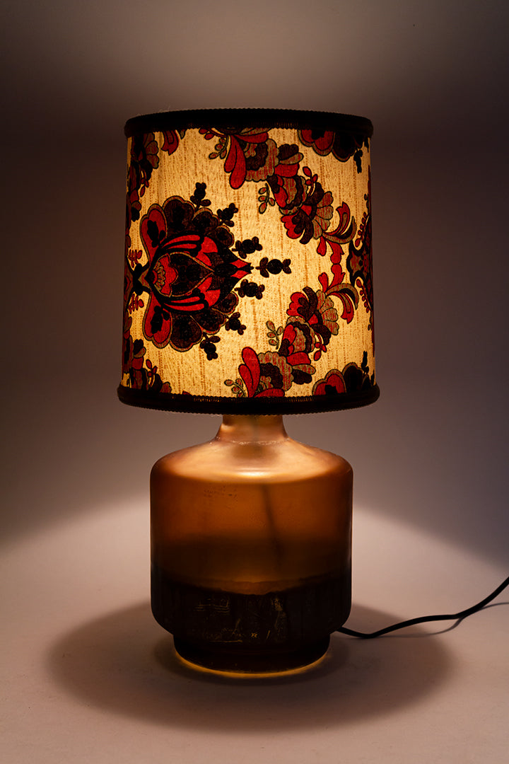 Jaren 70 tafellamp met bruine glazen voet en paisley print lampenkap
