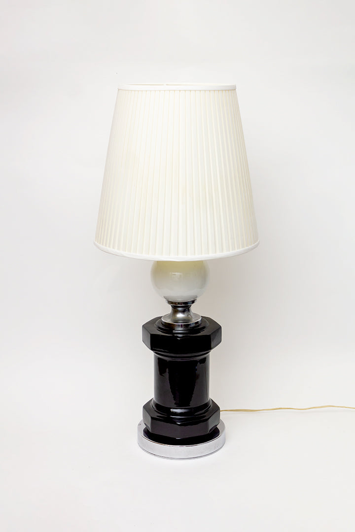 Jaren 70 tafellamp met zwart gelakte voet en plissé kap Art Deco stijl