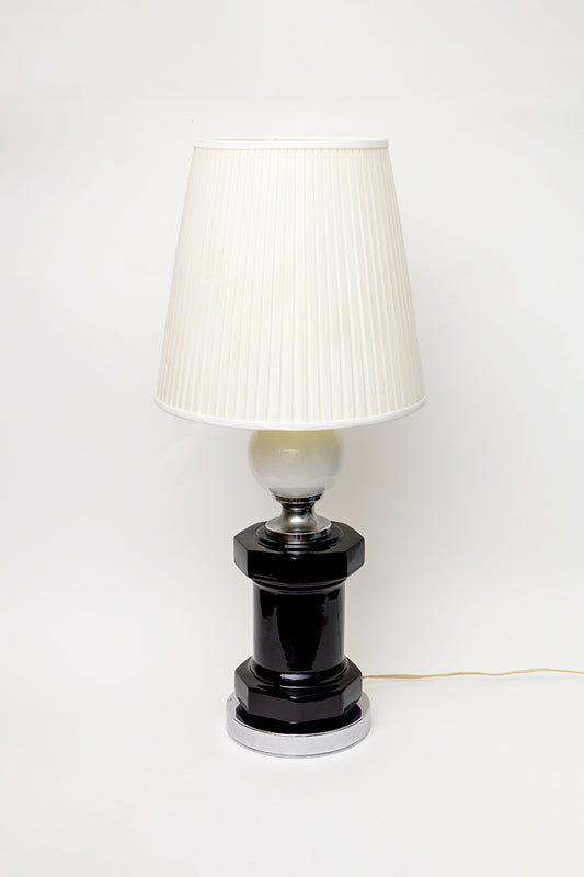 Jaren 70 tafellamp met zwart gelakte voet en plissé kap Art Deco stijl