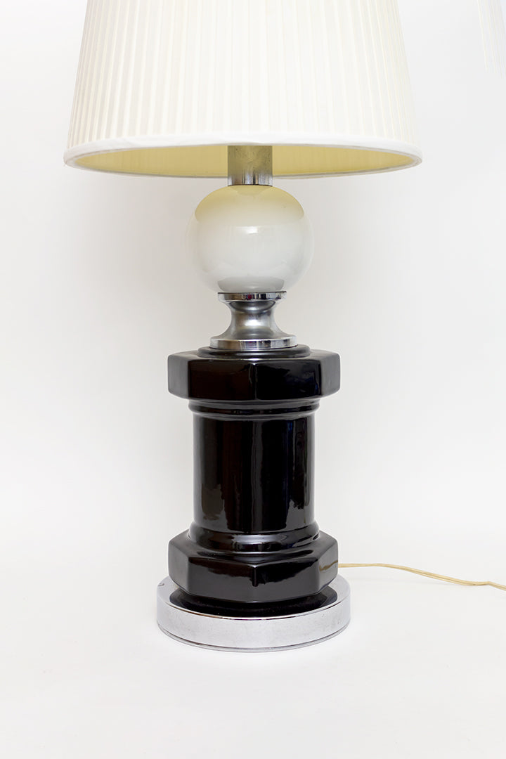 Jaren 70 tafellamp met zwart gelakte voet en plissé kap Art Deco stijl