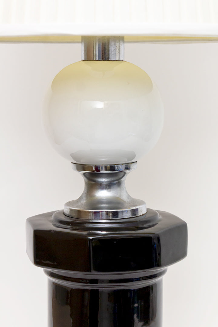 Jaren 70 tafellamp met zwart gelakte voet en plissé kap Art Deco stijl