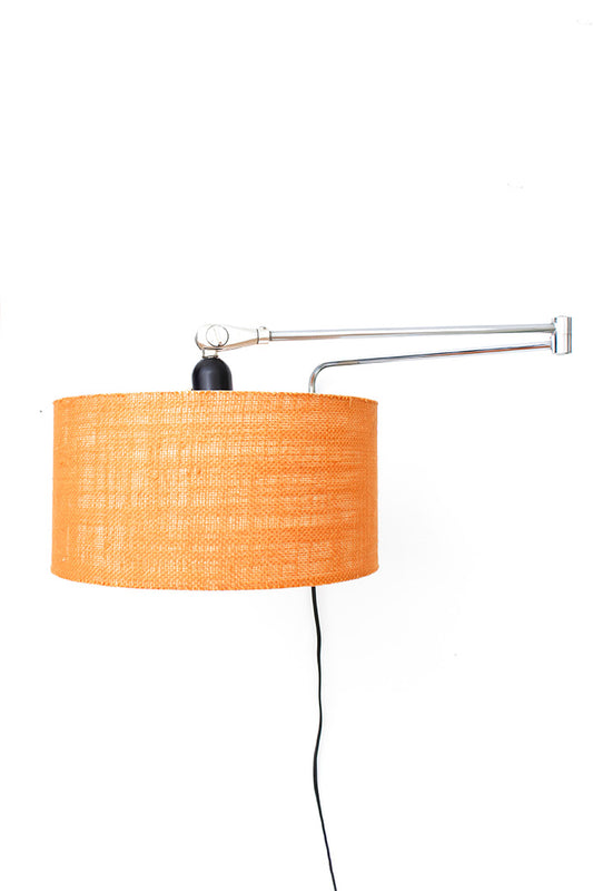 Jaren 70 wandlamp met oranje kap en palissander-look wandbevestiging