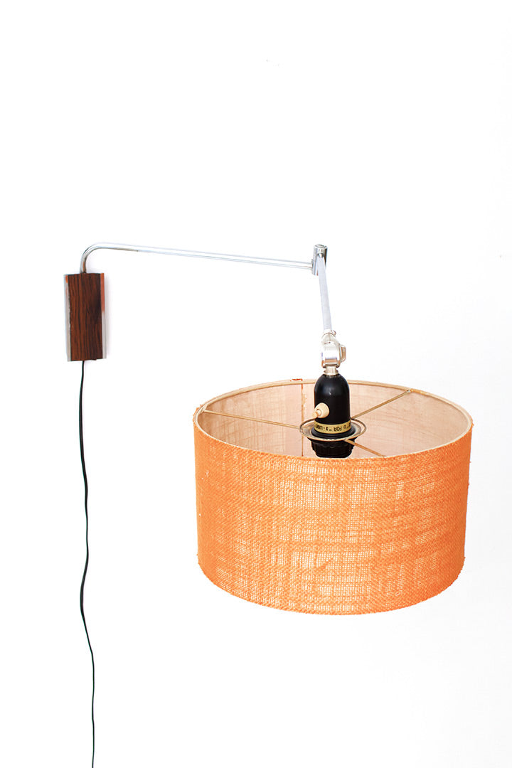 Jaren 70 wandlamp met oranje kap en palissander-look wandbevestiging