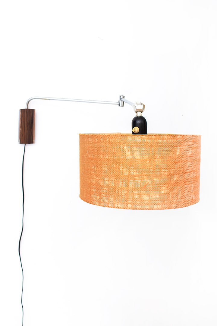 Jaren 70 wandlamp met oranje kap en palissander-look wandbevestiging