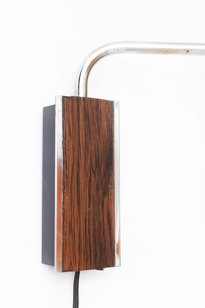 Jaren 70 wandlamp met oranje kap en palissander-look wandbevestiging