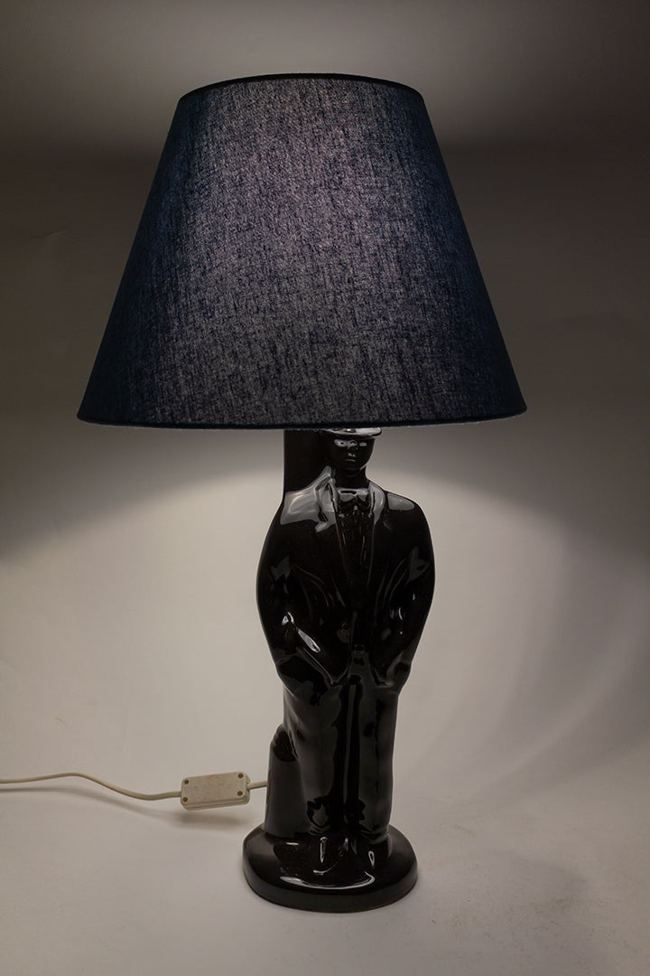 Jaren 80 lamp met zwarte keramieken voet in de vorm van een mannetje