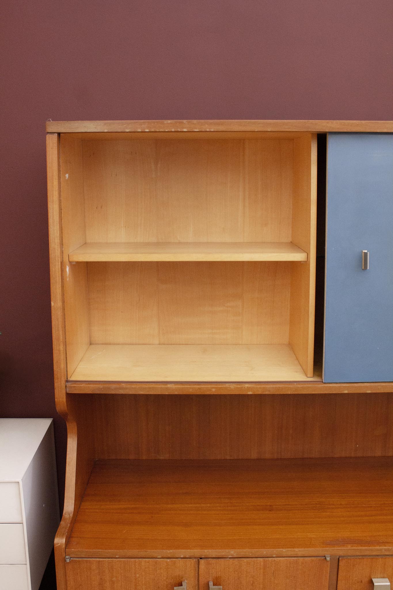 Jaren 50 buffetkast met blauwe en glazen schuifdeur