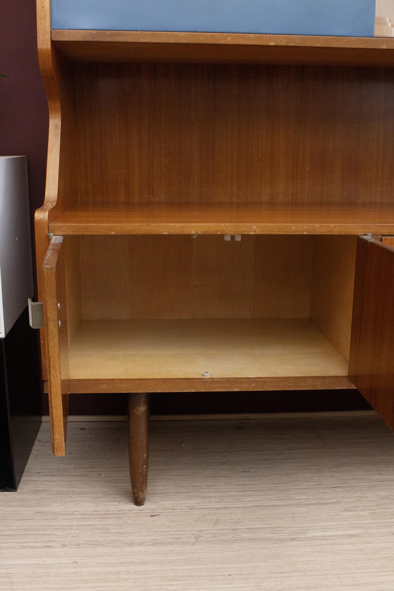 Jaren 50 buffetkast met blauwe en glazen schuifdeur