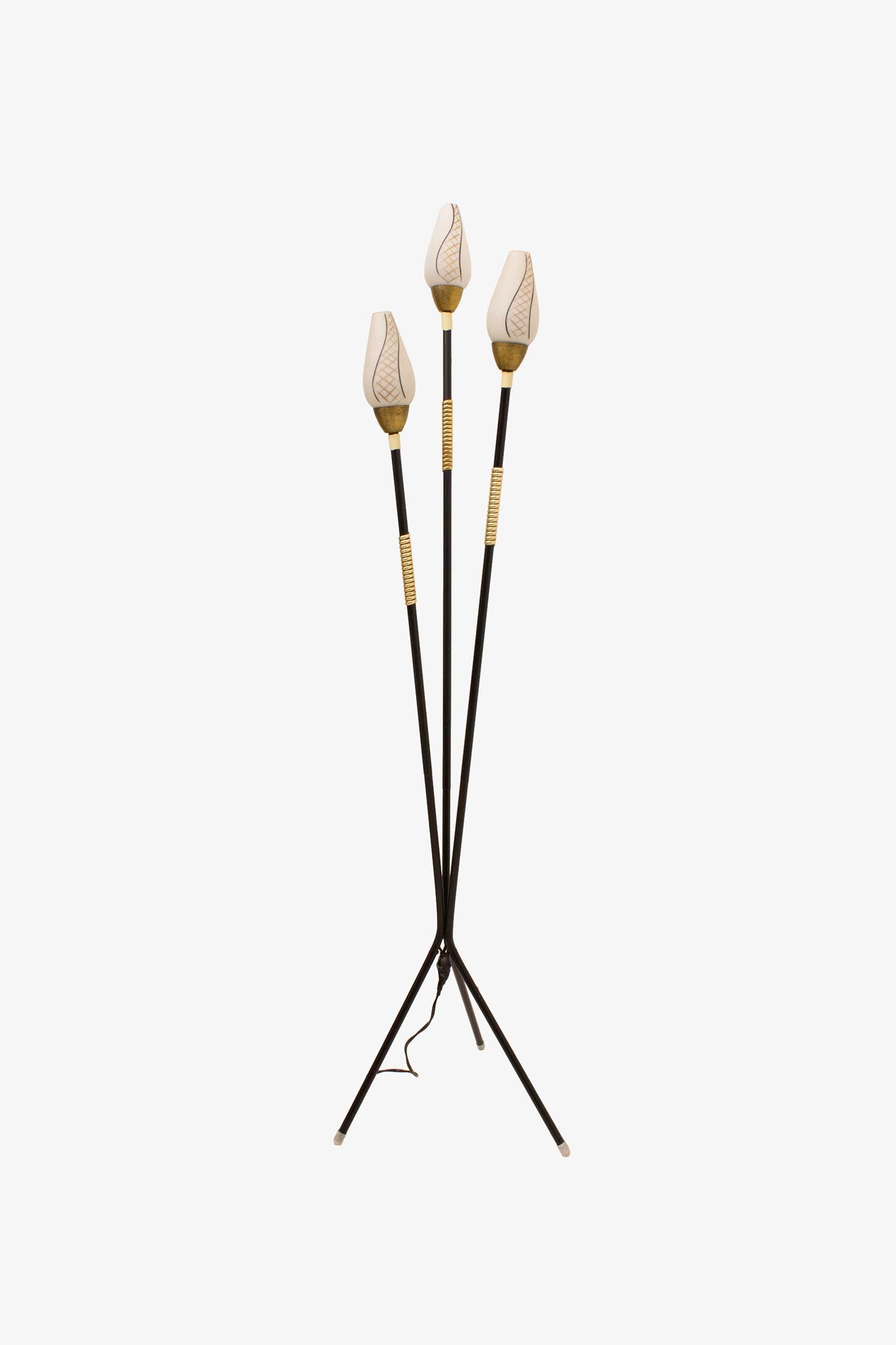 Jaren 50 staande driepoot lamp met beschilderd melkglas en messing