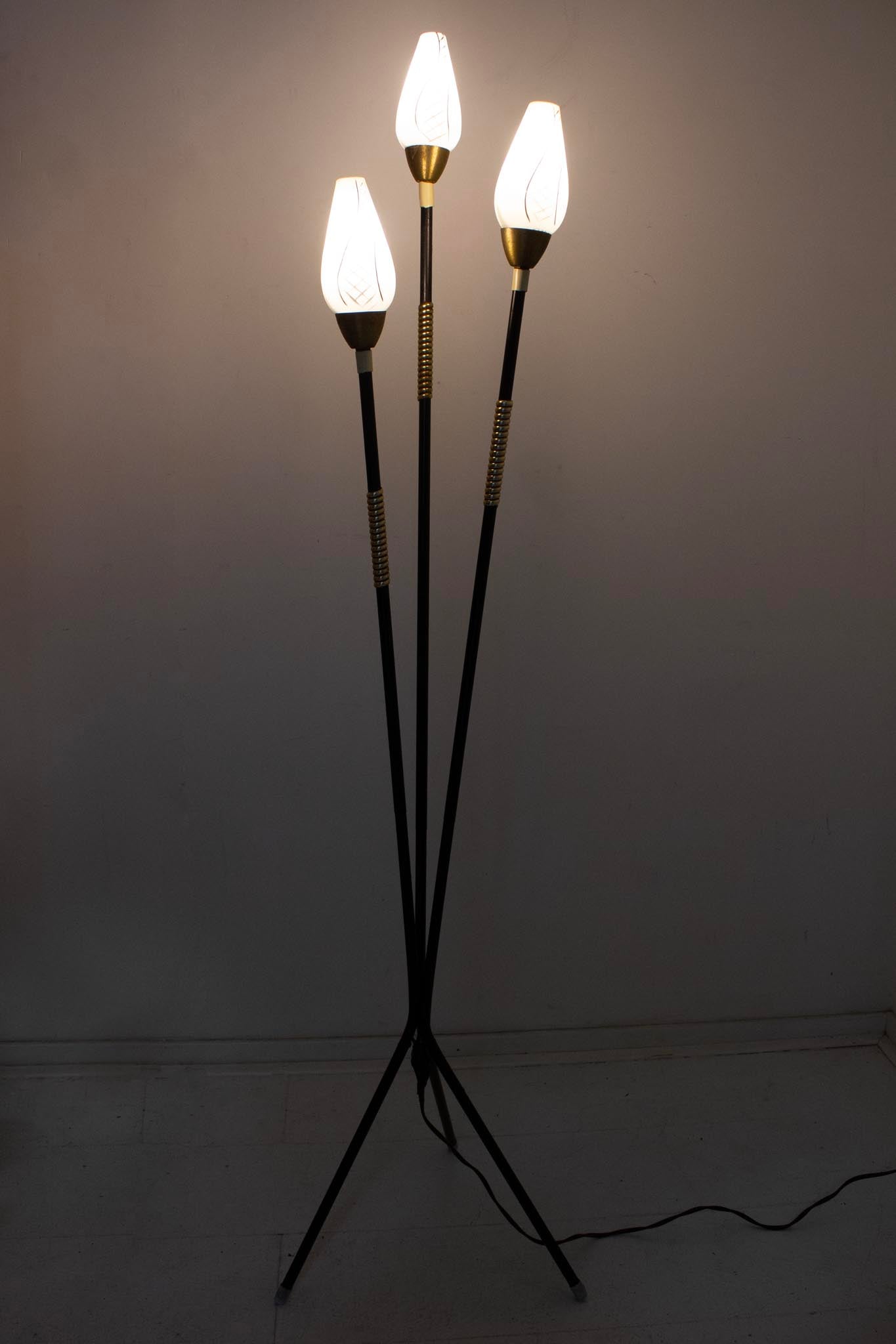 Jaren 50 staande driepoot lamp met beschilderd melkglas en messing