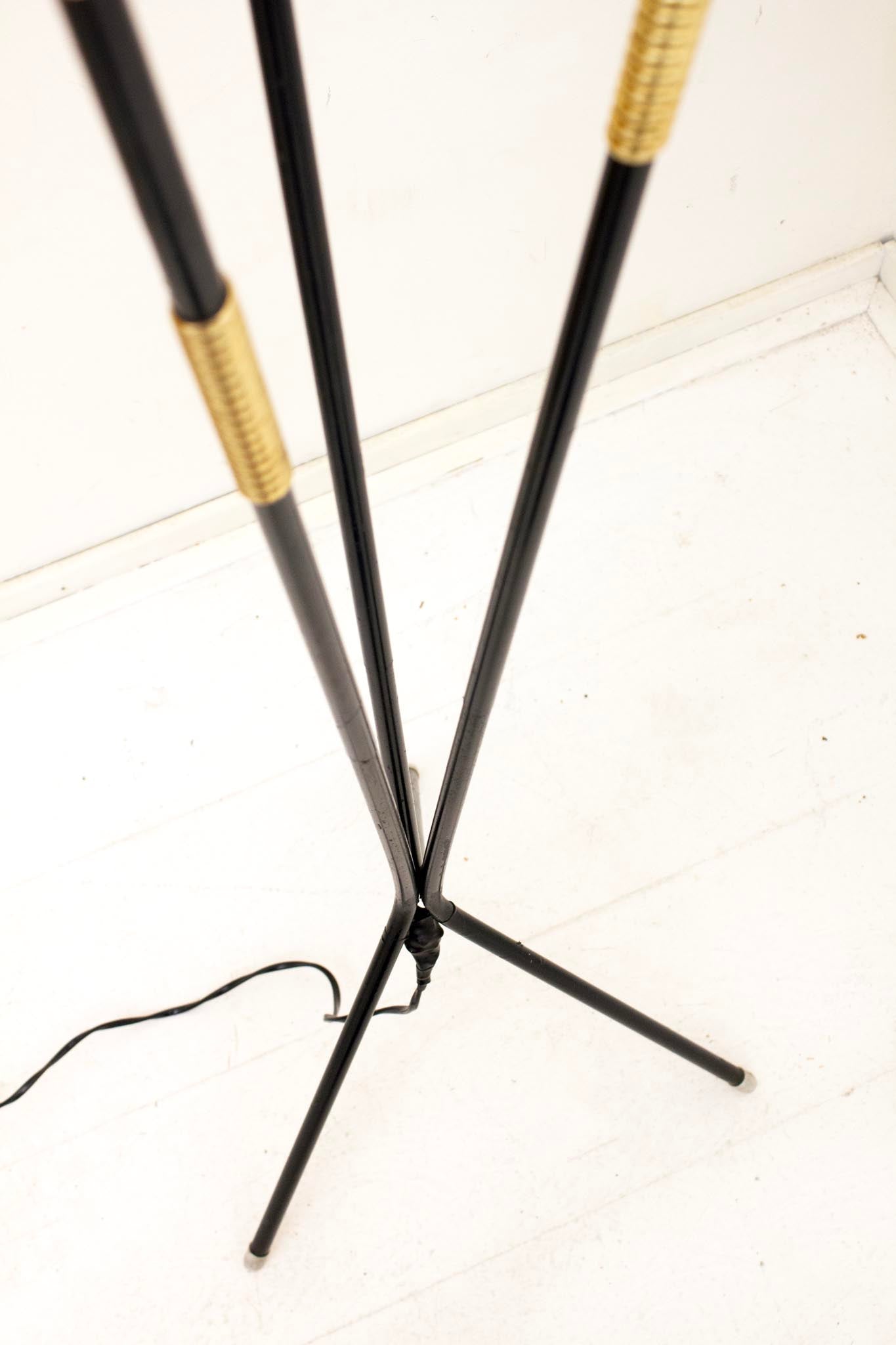 Jaren 50 staande driepoot lamp met beschilderd melkglas en messing