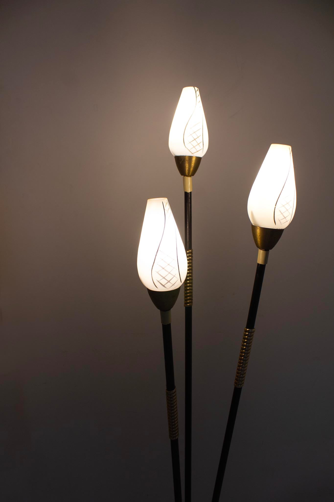 Jaren 50 staande driepoot lamp met beschilderd melkglas en messing