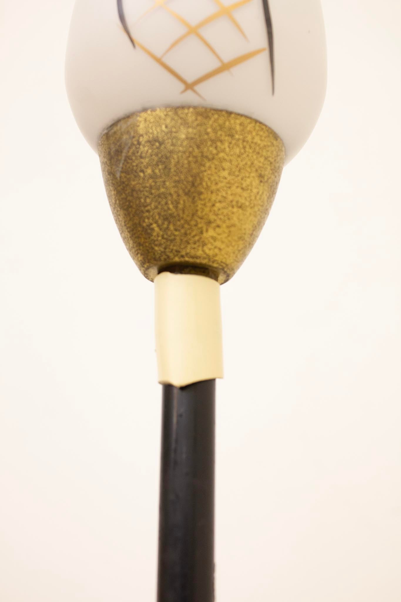Jaren 50 staande driepoot lamp met beschilderd melkglas en messing