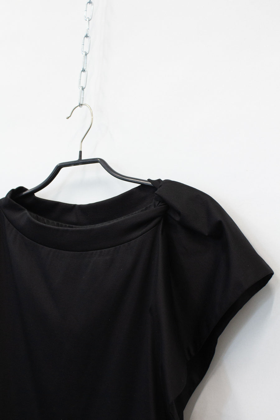 Zwarte asymmetrische Jil Sander jurk met hals detail