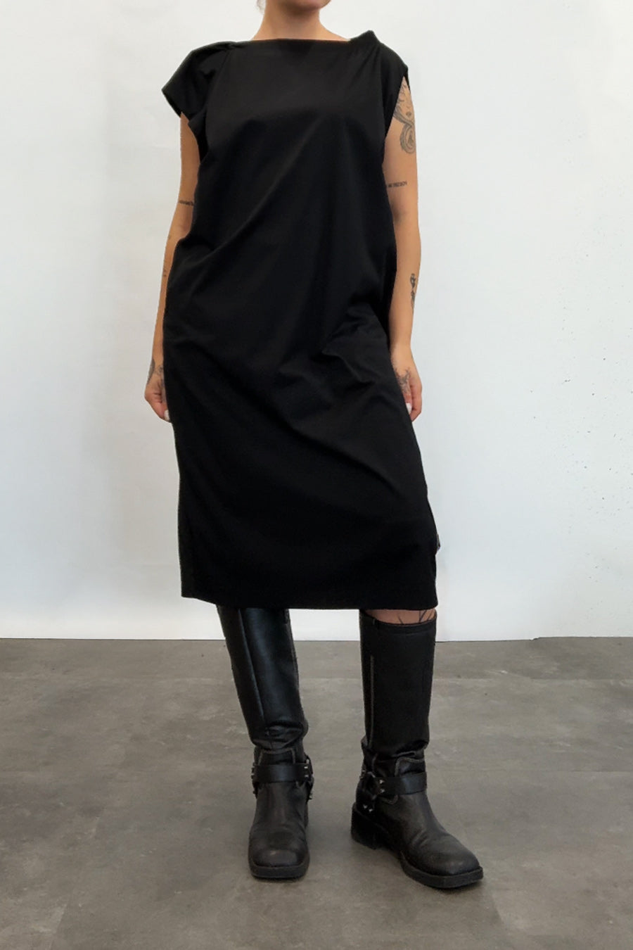 Zwarte asymmetrische Jil Sander jurk met hals detail