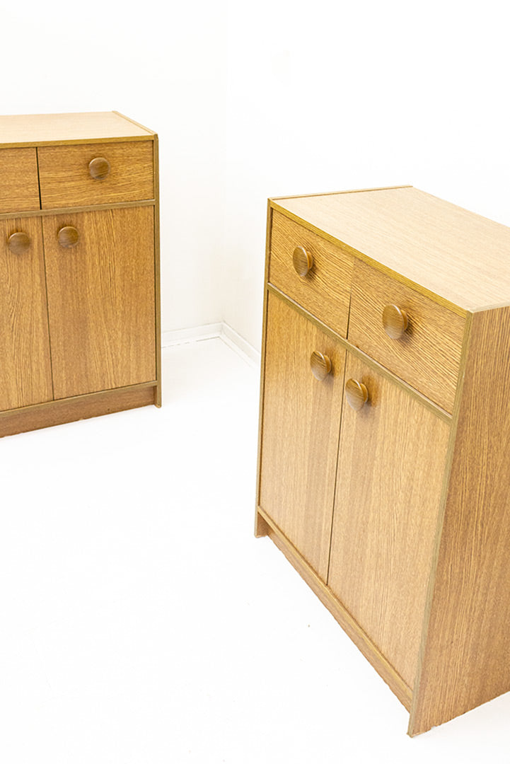 Kastje jaren 70 houtfineer met ronde knopjes