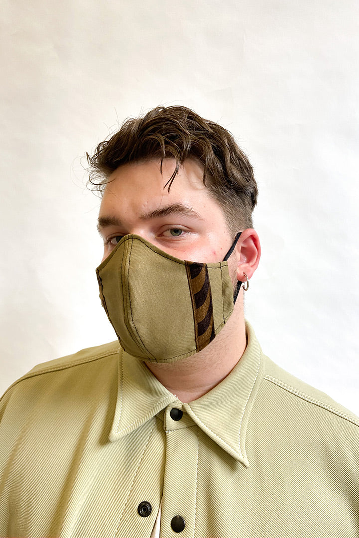 Katoenen mondkapje lichtbruin met donkerbruine strepen Liesbeth Sterkenburg unisex