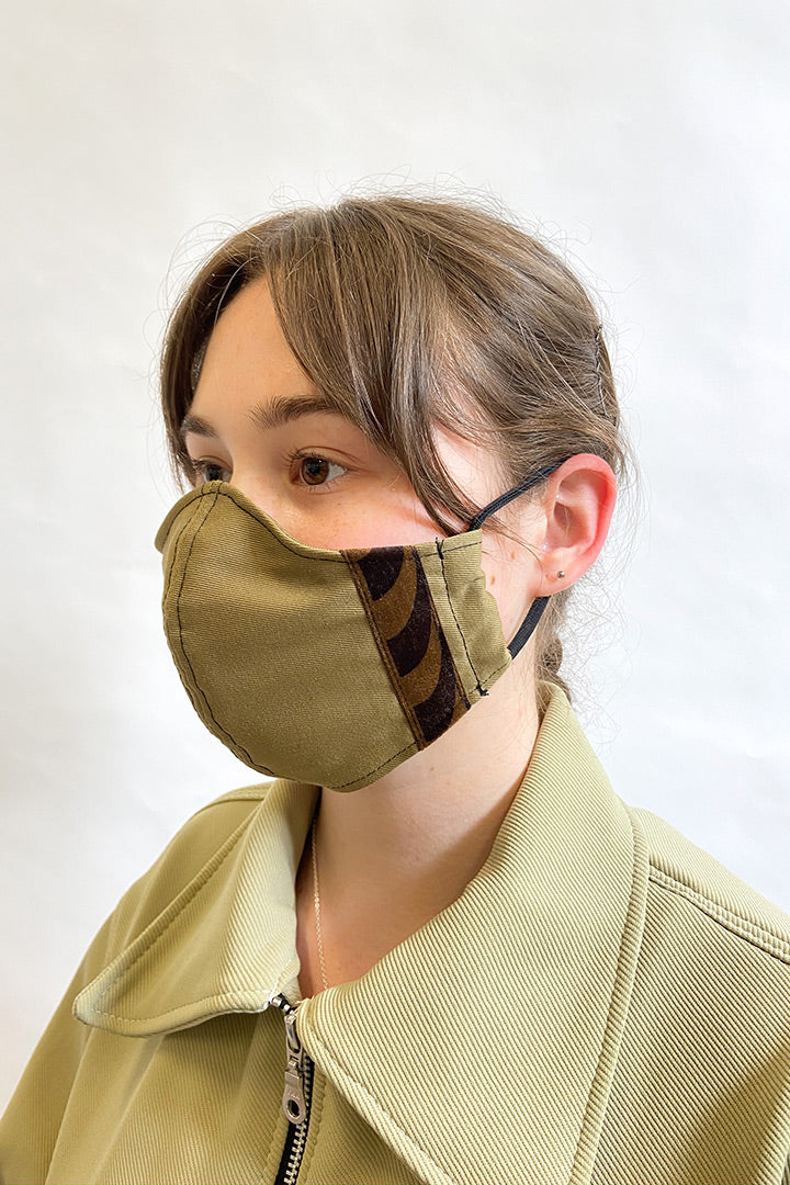 Katoenen mondkapje lichtbruin met donkerbruine strepen Liesbeth Sterkenburg unisex