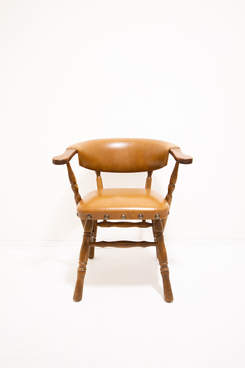 Klassieke vintage houten stoel met cognac-kleurige skai-leer bekleding