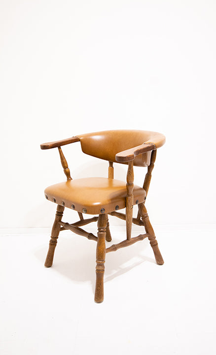 Klassieke vintage houten stoel met cognac-kleurige skai-leer bekleding