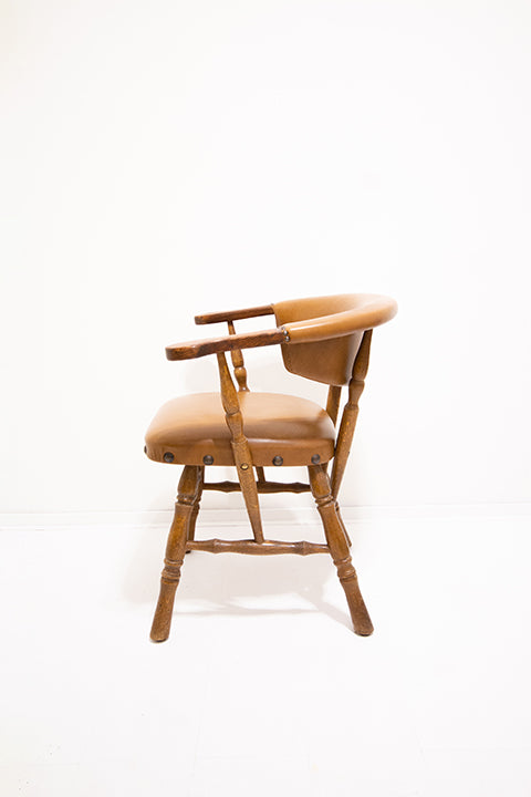 Klassieke vintage houten stoel met cognac-kleurige skai-leer bekleding