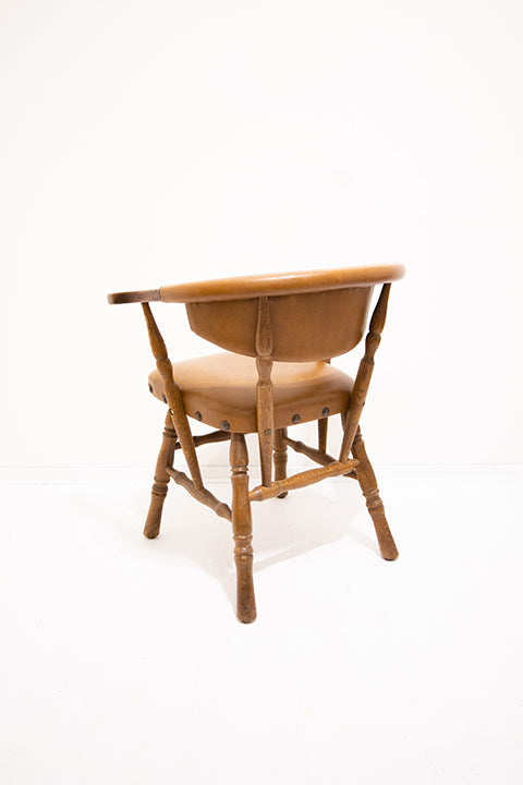 Klassieke vintage houten stoel met cognac-kleurige skai-leer bekleding