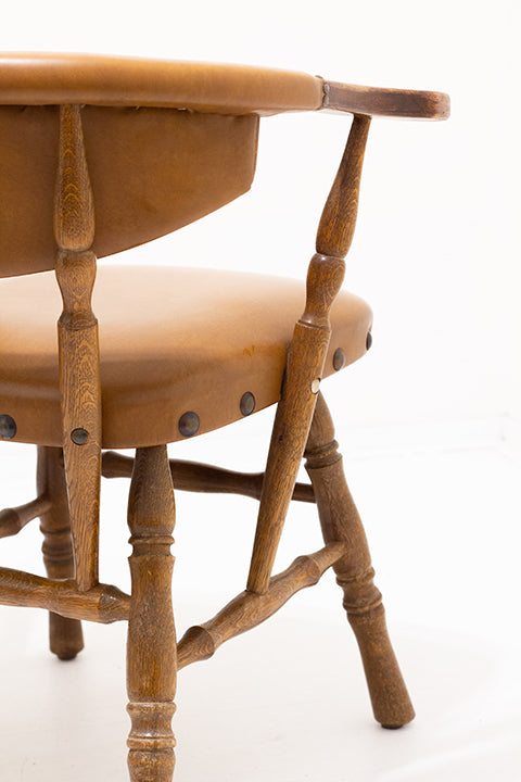 Klassieke vintage houten stoel met cognac-kleurige skai-leer bekleding