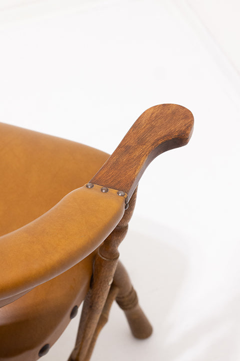 Klassieke vintage houten stoel met cognac-kleurige skai-leer bekleding