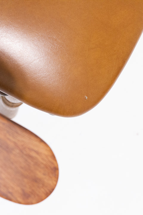 Klassieke vintage houten stoel met cognac-kleurige skai-leer bekleding