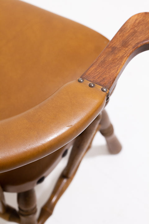 Klassieke vintage houten stoel met cognac-kleurige skai-leer bekleding
