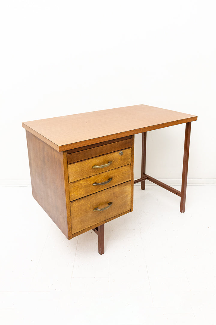 Klein vintage bureau van hout met 3 lades en metalen poten
