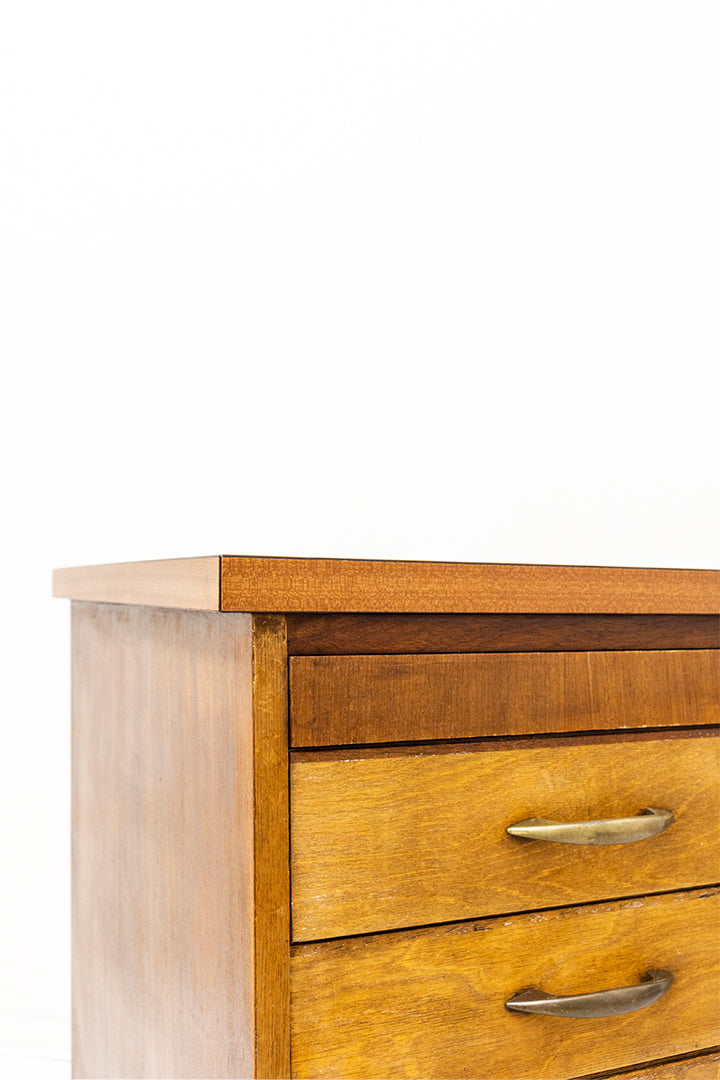 Klein vintage bureau van hout met 3 lades en metalen poten