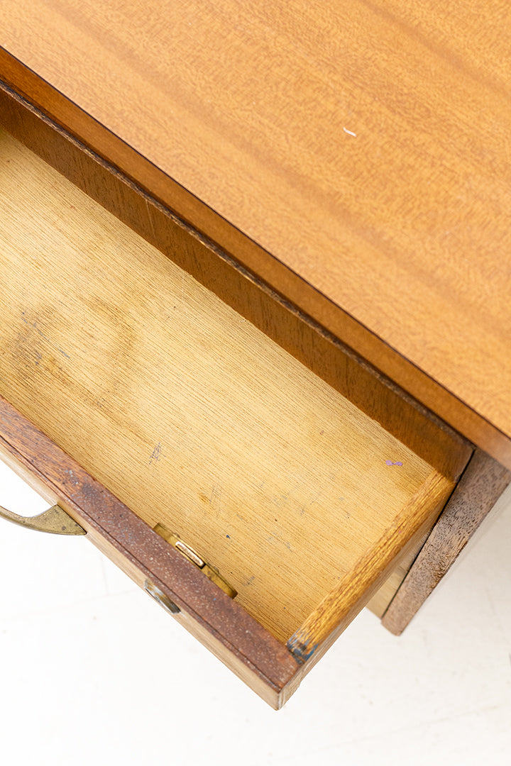 Klein vintage bureau van hout met 3 lades en metalen poten