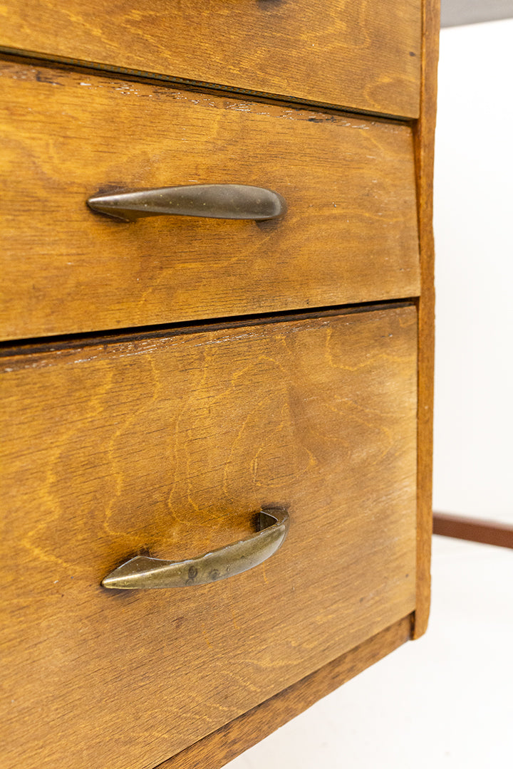 Klein vintage bureau van hout met 3 lades en metalen poten