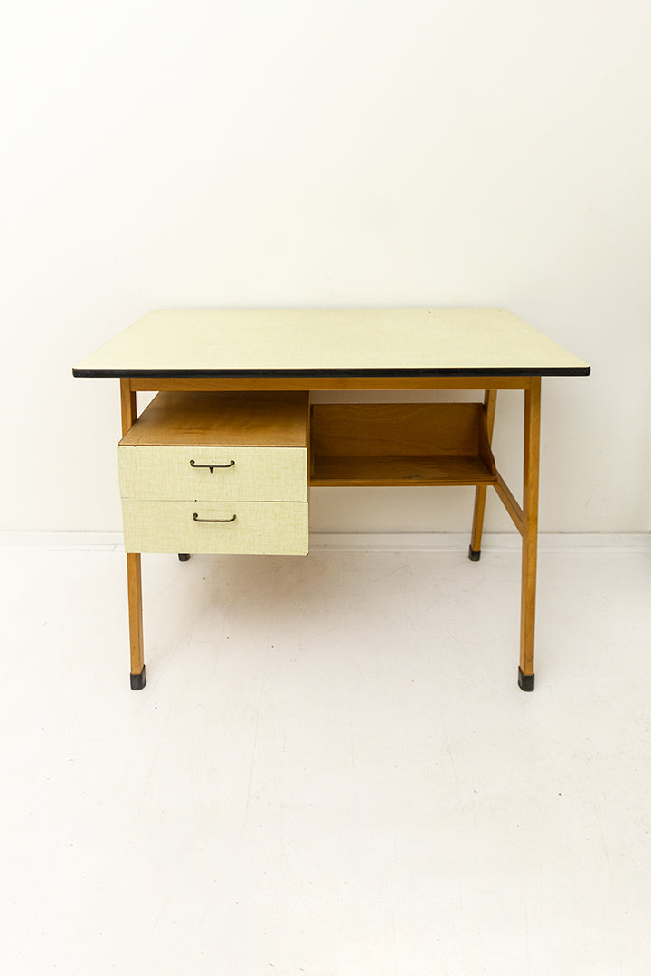 Klein vintage houten bureau met formica tafelblad en lades