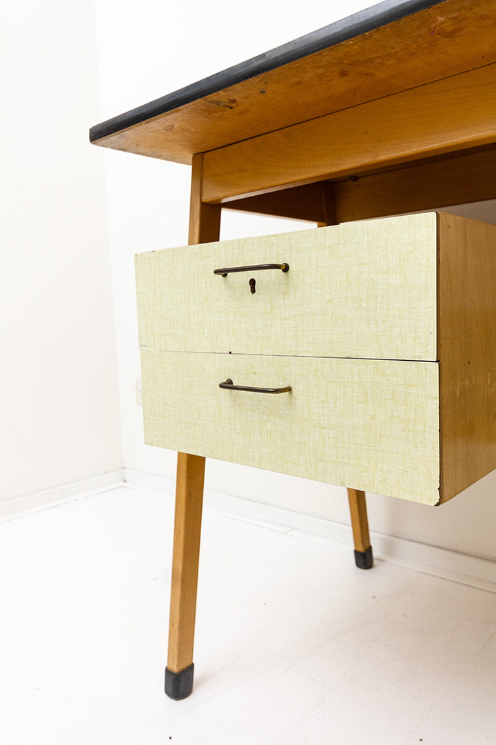 Klein vintage houten bureau met formica tafelblad en lades