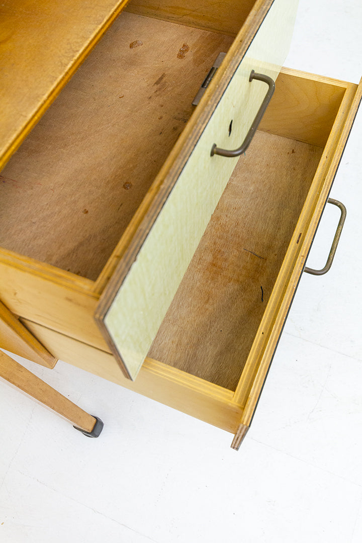 Klein vintage houten bureau met formica tafelblad en lades