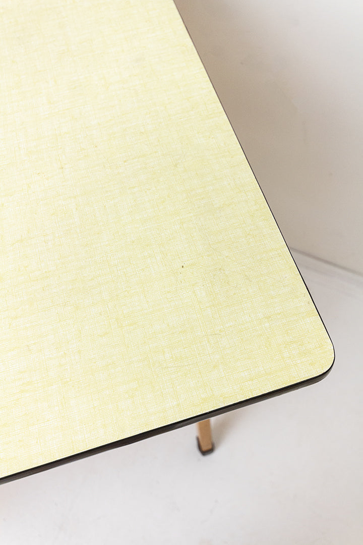Klein vintage houten bureau met formica tafelblad en lades