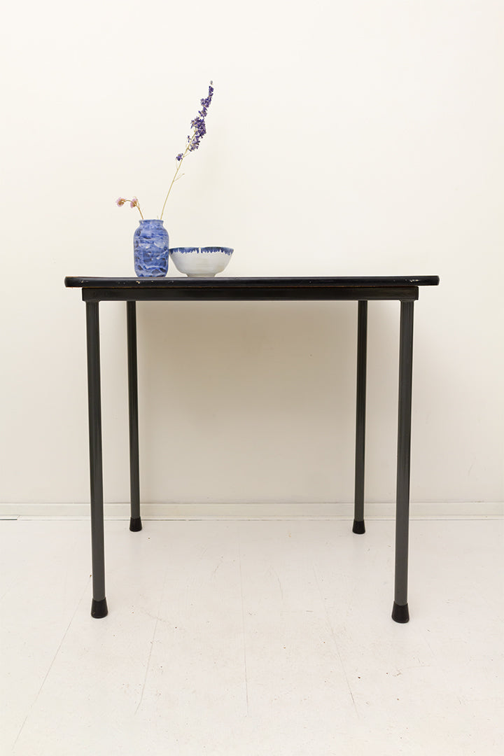 Kleine vintage eettafel met formica blad en zwarte randen en poten