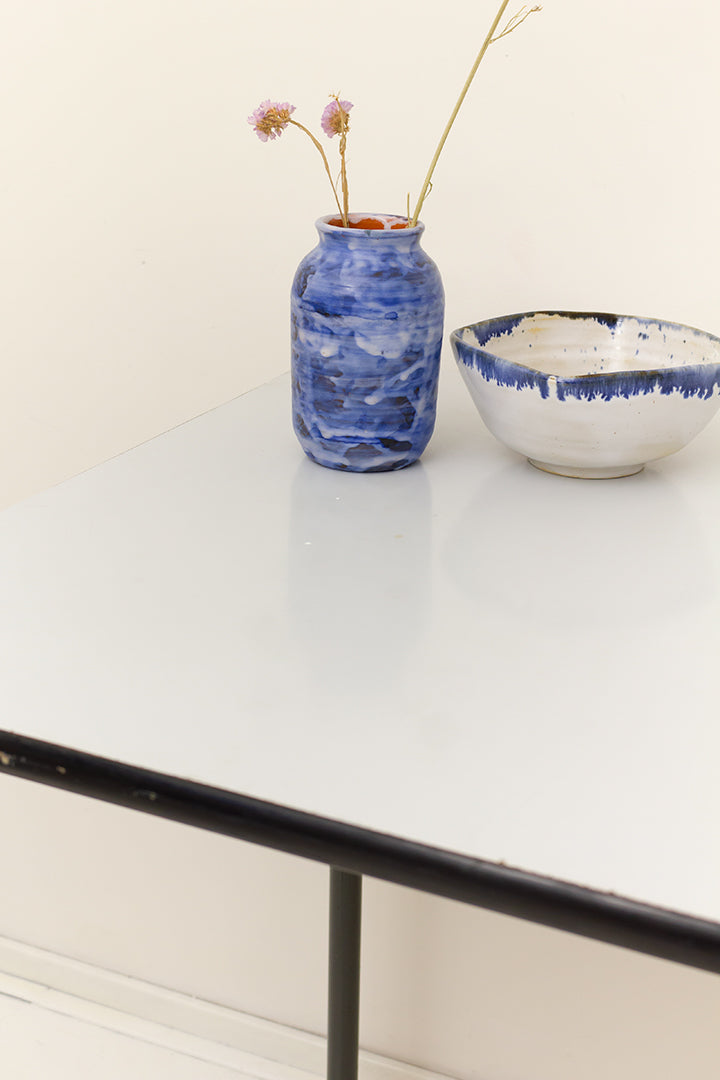 Kleine vintage eettafel met formica blad en zwarte randen en poten