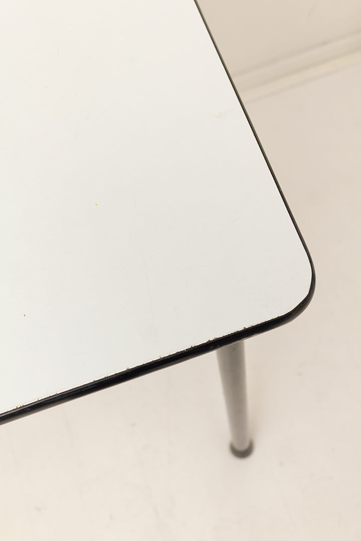 Kleine vintage eettafel met formica blad en zwarte randen en poten