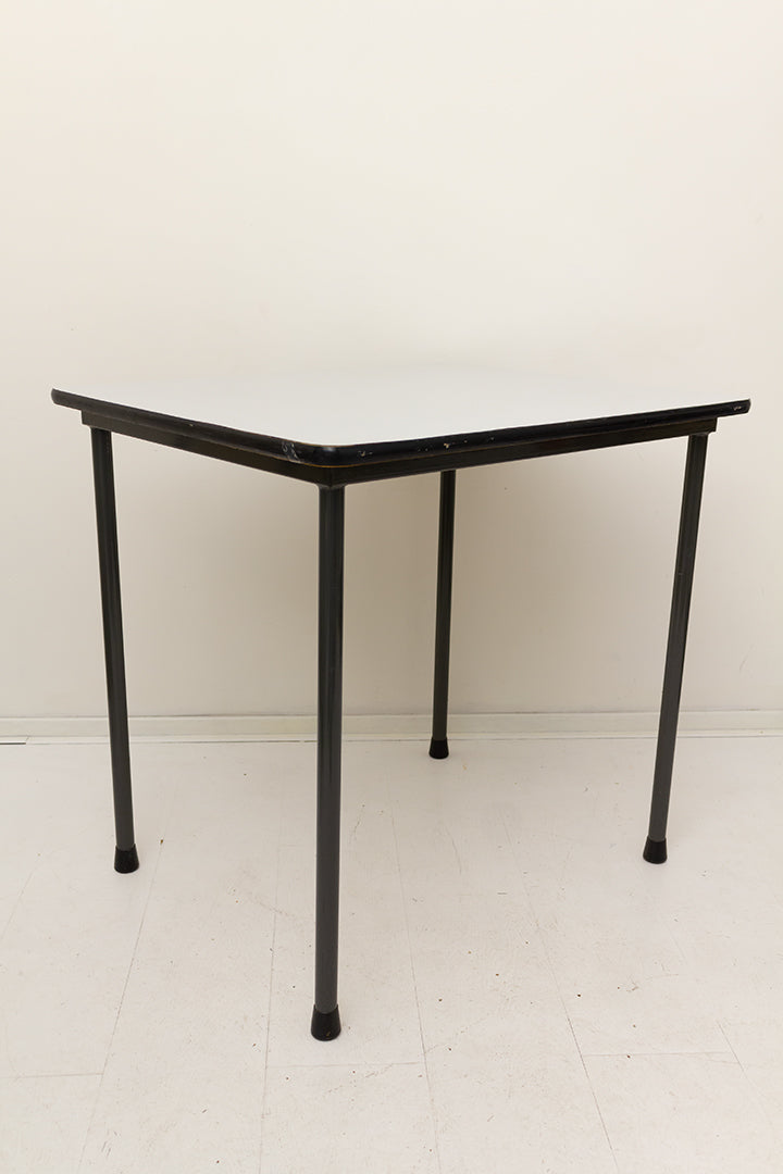 Kleine vintage eettafel met formica blad en zwarte randen en poten