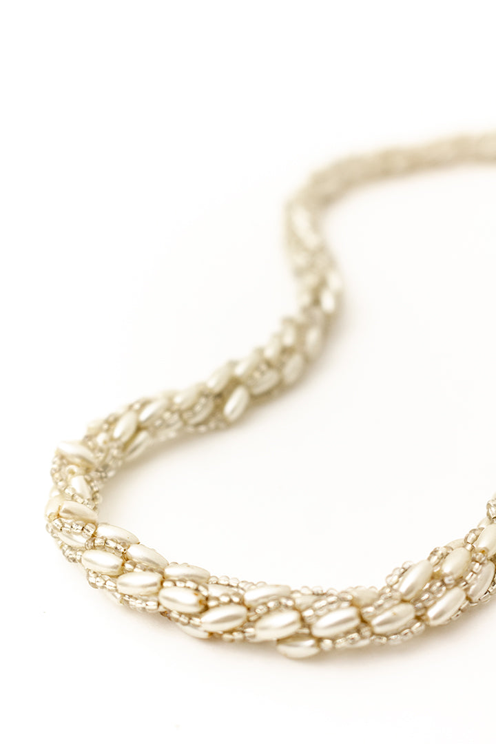 Lange vintage ketting met witte parels en kralen